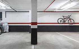 Tiefgarage mit Auto und Fahrrad