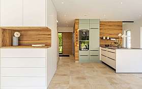 Moderne Küche mit Holzoptik