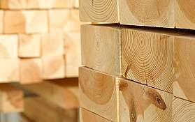 Gestapelte Holzbalken
